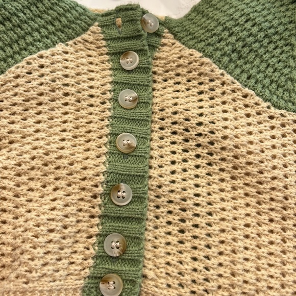 Cropped knit tank in trendy green and ecru. Wear alone or as a topper - Picture 4 of 5